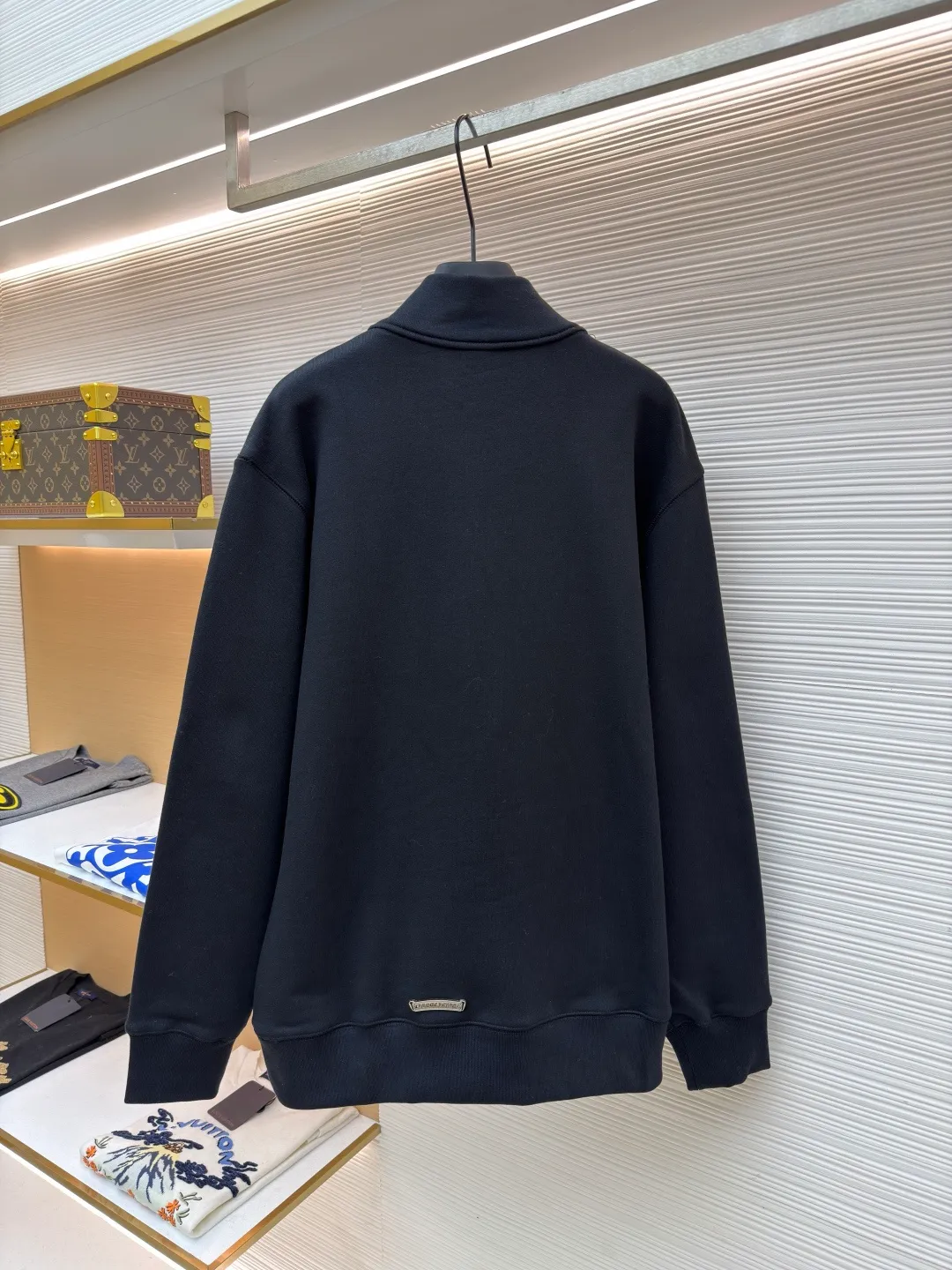 Chrome Hearts leather cross half-zip sweatshirt ●Original version: purchased and developed in 20999 ●Item number: 16802137-A75 ●Material: cotton fabric ●Technology: leather production ●Color: black ●Version: fitted version ●Weight: about 920 grams ●Size: S-M-L-XL ●Description: Made of high-weight pure cotton terry fabric, pre-shrunk to ensure wearing stability, three-dimensional leather cross labeling The half-zip neckline is equipped with a dagger-shaped zipper pull, combined with a curved hem and a kangaroo pocket. The overall wiring is straight and delicate, the fabric is comfortable and soft, and the color is consistent without color difference. It can be matched with the same style to create a fashionable look and control various occasions. Customized accessories, complete with three standards, same style for men and women!